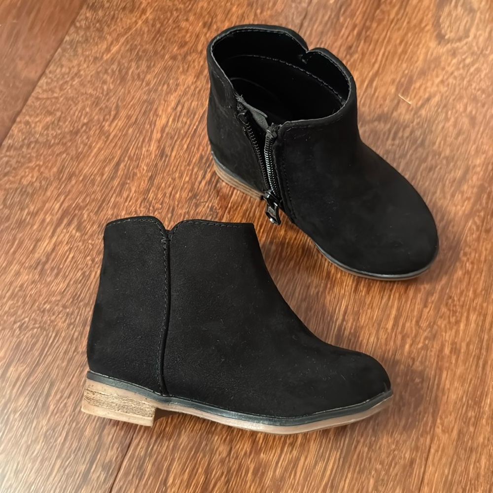 Cat & Jack Black Boot size 5